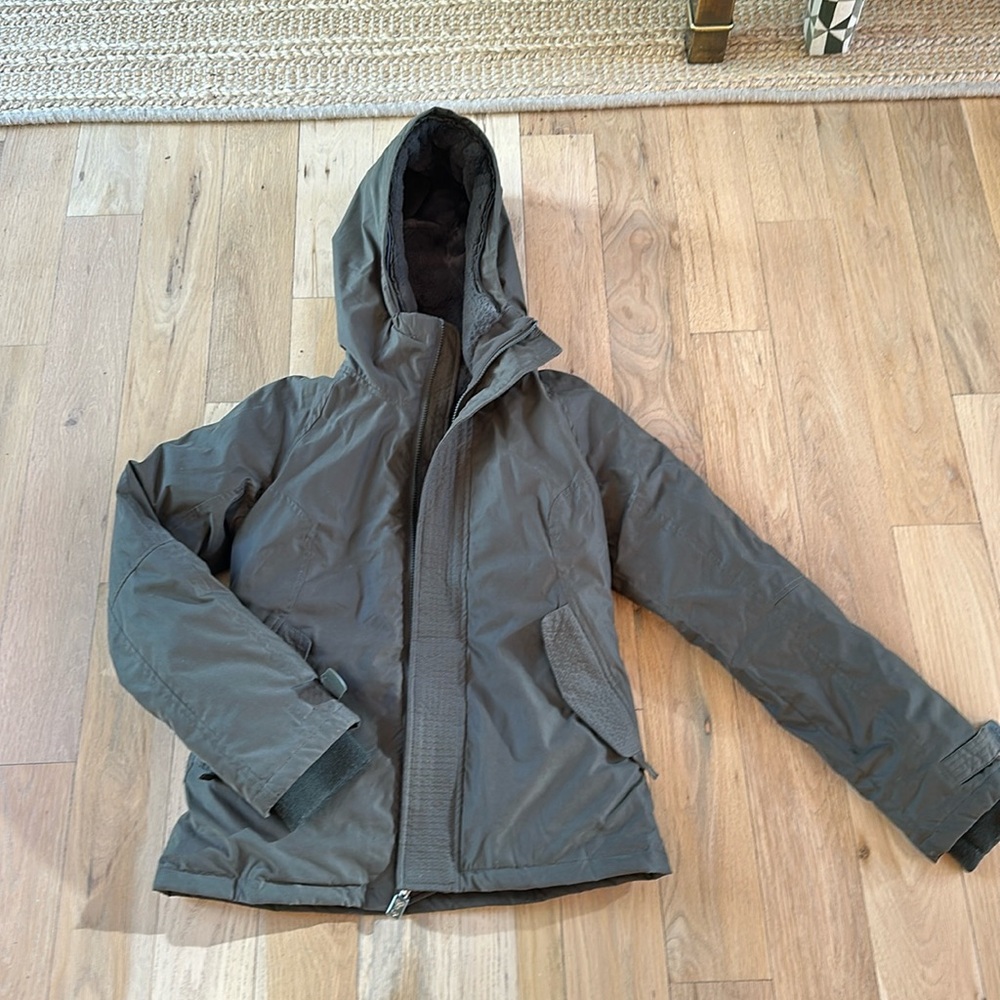 Aritzia TNA jacket summit olive green matching fur inside body. Feels like xs.